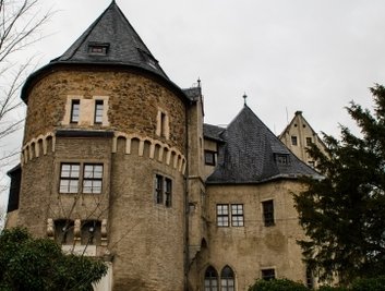 Schloss Reinsberg gehörte ab 1404 Ritter Hans von Schönberg. Heute ist es in Maklerhand.