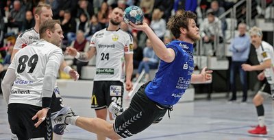 Vor der Saison-Rekordkulisse von 328 Fans in der Sachsenlandhalle mussten sich die Oberliga-Handballer des HC Glauchau/Meerane mit Stefan Staude (am Ball) dem SV 04 Plauen-Oberlosa knapp geschlagen geben. 