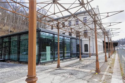 Der hintere Gebäudeteil am Unteren Bahnhof wurde für 5,3 Millionen Euro komplett umgebaut. Er dient als Außenstelle der TU Chemnitz, die intelligenten Schienenverkehr erforscht, entwickelt und erprobt. 