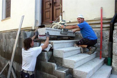 Derzeit werden die neuen Treppenstufen aus einem hellgrauen Granit am westlichen Seiteneingang der Kirche gesetzt.