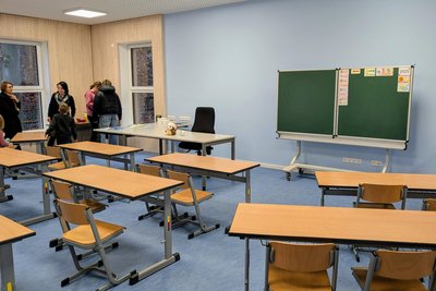 Die Klassenzimmer im Anbau bieten viel Platz zwischen den Tischen.