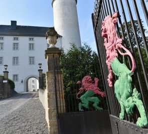 Das Schönbergsche Familienwappen findet sich auch heute noch am Schloss Purschenstein in Neuhausen. Der Herrensitz gehörte etwa ab der zweiten Hälfte des 14. Jahrhunderts bis 1945 der Familie von Schönberg. Am Samstag ist es im Besitz einer niederländischen Familie, die es als Hotel führt.