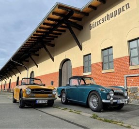 Nach seiner Sanierung dient der lang gezogene Güterschuppen am Falkensteiner Bahnhof als Garage für derzeit 24 Oldtimer, die Besitzer haben ihn "Classic-Schuppen" getauft. Am kommenden Sonntag sowie am 19. August ist das Areal Ziel der großen regionalen Oldtimer-Touren. 
