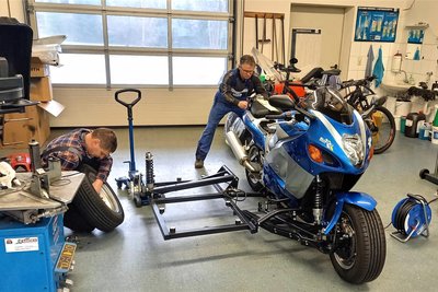 Zwei Winterpausen benötigten Thomas Heinz und Reinhold Härtel für den Umbau des Motorrads.
