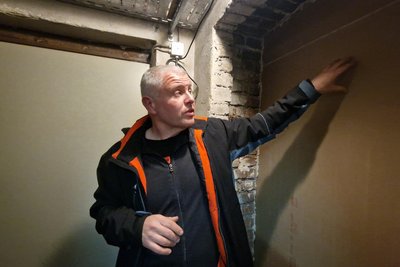 Dort muss eine Brandschutztür hin! Ordnungsamtsleiter Christian Wetzig hat den Durchgang provisorisch mit einer stabilen Platte verschlossen.