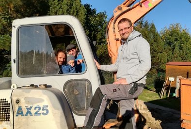 Steffen Walther mit Sohn Patrick und Enkel Oskar sowie Sandro Richter (von links) freuen sich gemeinsam auf den neuen Spielgarten.