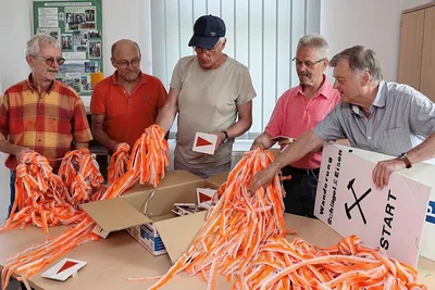 Bereiten Streckenmarkierungen vor: Siegmar Korb, Gernot Schulz, Steffen Stölzel, Dieter Behrend, Rolf Grünert (v. l.).