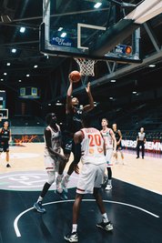 Neuzugang Darion Atkins (Nummer 44) machte beim 89:72-Sieg der Niners im Testspiel gegen Nymburk 25 Punkte. 