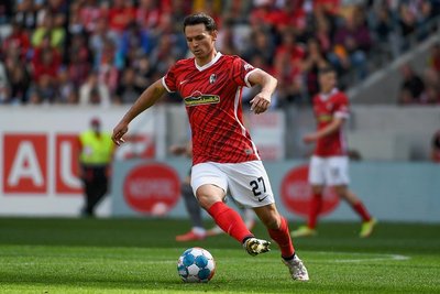 Nicolas Höfler treibt den Ball dynamisch nach vorn. 