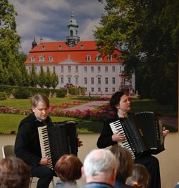 "Kleine Abendmusik" ganz groß: Seit 25 Jahren spielen Ruslan und Elena Kratschkowski zusammen. Wegen des Wetters wurde ihr Auftritt in die Orangerie des Schlossparks Lichtenwalde verlegt.