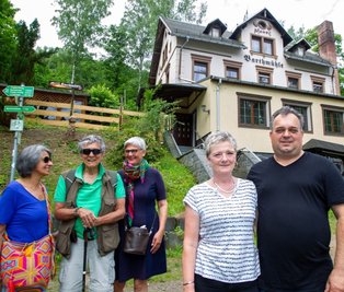 Dieses Mal hat es mit dem Essen in der Barthmühle bei Andrea und Miodrag Djurdjevic (rechts) noch nicht geklappt. Denn die Wirtsleute eröffnen erst am Samstag. Doch die drei Touristen aus dem Ruhrgebiet - von links: Gladys und Ciro Andrade, Lisa Overmeyer - wollen unbedingt wiederkommen. 