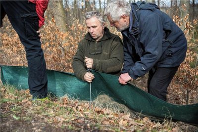 Andreas Püwert (M.) vom Nabu Freiberg zeigt Holger Stiehl (r.) aus Seiffen, wie der Zaun befestigt wird. 