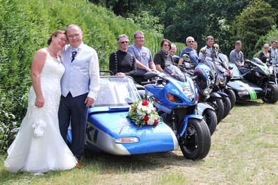 Am 17. Juni 2023 gaben sich Birgit und Olaf aus Langenweißbach das Ja-Wort. Bei der Hochzeit kamen sie mit dem Hayabusa-Gespann vorgefahren.