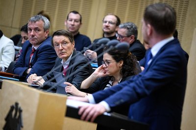 Ministerpräsident Michael Kretschmer (CDU; vorn rechts) am Freitag während seiner Bundesratsrede.