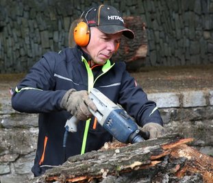 Eine Stele, die die Stadtentwicklung thematisiert, wird von Robby Schubert gestaltet. 