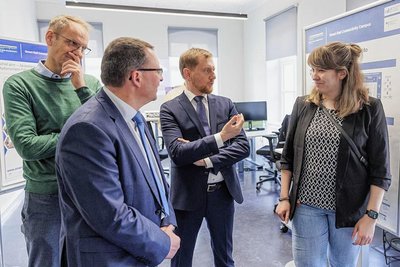 CDU-Landtagsabgeordneter Ronny Wähner (2. v. l.) und Ministerpräsident Michael Kretschmer kommen beim Rundgang mit Forschenden der TU Chemnitz ins Gespräch.  