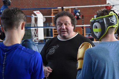 Olaf Leib mit zwei Boxern beim Training. 