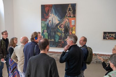 Neo Rauch (Vierter von links) erläutert bei einer Pressekonferenz sein Werk „Die Furt".