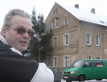 Achim Ziegler vor dem Unglückshaus
