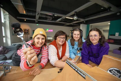 Tina Rubner, Doritta Kolb-Unglaub, Frederike Weißflog und Emma Weidlich bei einer Aufnahme.