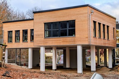 Der Anbau überdacht den Schulhof und ist einzigartig in seiner Idee.