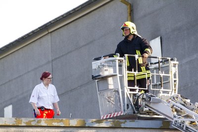 Mit einer Drehleiter brachte die Feuerwehr die Frau in Sicherheit.
