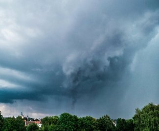 Bild eines Funnels (Trichters) über Freiberg. Das Bild entstand im September 2015. Deutlich ist der Rüssel zu erkennen, der sich nicht zu einem Tornado ausformte. 