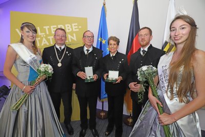 Die Silberstadtkönigin Celine I., Ministerpräsident Michael Kretschmer, Marianne Engel, Prof. Frank-Michael Engel, Oberbürgermeister Sven Krüger und die Silberstadtkönigin a.D. Julia I. (v.r.) beim Empfang Freibergs zum Bergstadtfest.