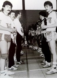 Am 23. April 1988 standen sich in Hof die Handballteams aus Hof und Oberlosa freundschaftlich gegenüber.