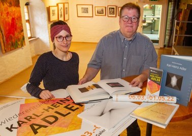Malzhaus-Galeristin Julia Blei und Wilfried Hub, der Vorsitzende des Kunstvereins Plauen-Vogtland, holten die Ausstellung mit Werken Karl-Heinz Adlers nach Plauen - am Sonntag, 6. März, wird die Schau eröffnet. 
