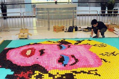 Friss das, globaler Markt: Ein unbekannter chinesischer Künstler legt die berühmte Marilyn-Monroe-Kopie von Andy Warhol im Pekinger Xinfadi-Lebensmittelmarkt mit 7000 farbigen Toastscheiben nach.