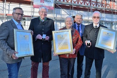 OB Heinrich Kohl (2. v. r.) hat die Ehrennadel an die Mitglieder des Fördervereins Herrenhaus Auerhammer um den Vorsitzenden Matthias Gläser und seinen Stellvertreter Burkhard Ritter, an Francoise Oulmann vom Städtepartnerschaftskomitee, und Manfred Speer verliehen. 