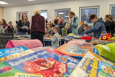 Die Tombola aus gespendeten Spielsachen war dicht umlagert.