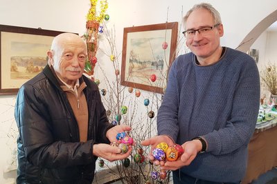 Leihgeber Klaus Reuter (links) und Schau-Mitgastgeber Daniel Gerbeth beim Dekorieren.