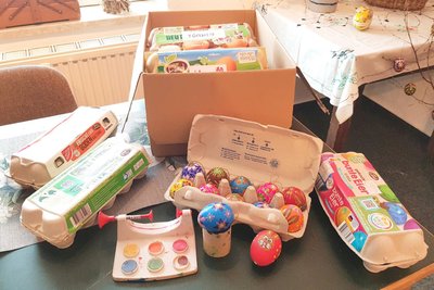 Elf Eierkartons und ein Teil seiner Gerätschaften hatte Klaus Reuter dabei. Im Vordergrund steht die Schiebelehre samt Farbkasten.