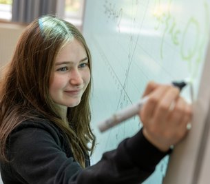 Lernen ist für Paula Treichel eine Lust. Besonders begabt ist die 14-Jährige in Mathe und Physik. Ihre Fähigkeit, sehr logisch zu denken, hat ihr den Platz im Landesgymnasium Sankt Afra Meißen eingebracht. 