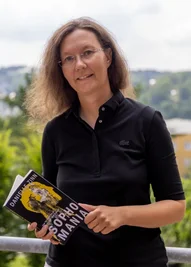 "Sophomania" ist der zweite Kriminalroman von Danielle Zinn. Sie verfasst ihre Bücher auf Englisch. Auch Band zwei aus der Nathaniel-Thomas-Reihe soll wie ihr Debüt-Krimi später auf Deutsch erscheinen. 