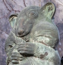 Der Hamster vor der Plauener Sparkasse an der Nobelstraße als Synonym für das Anlegen von Vorräten, um in der Not gewappnet zu sein. 