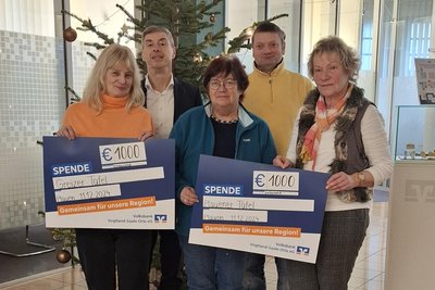 Petra Kroß (links) von der Tafel Greiz und Konstanze Schumann (rechts) von der Tafel Plauen freuen sich über die Spendenschecks. Die Tafel Reichenbach war zum Foto-Termin verhindert.