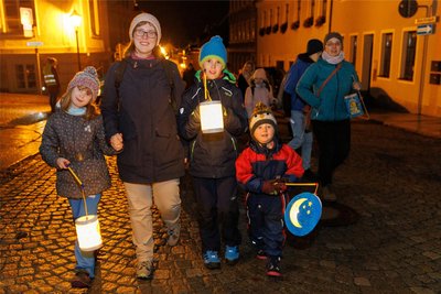 Rund 500 Besucher waren zum Lampionumzug in Annaberg gekommen, unter anderem Familie Huscheck.