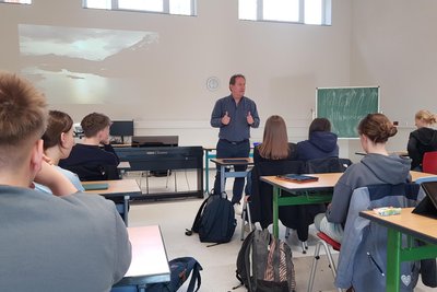 Daumen hoch: Schulleiter Steffen Wahl ist von den Zwischenergebnissen beeindruckt.