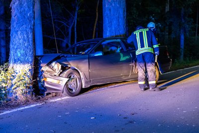 Auf der "Alten Treuener Straße" krachte der Ford Probe frontal in einen Baum.