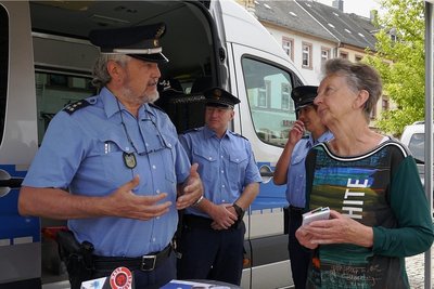 Auch Gabriele Günther aus Rochlitz holte sich bei Hauptkommissar Uwe Nerger Tipps und Ratschläge.