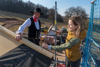 Mit kräftigen Hammerschlägen versenkte Bianca Lorenz den symbolischen letzten Sparrennagel im Dachstuhl, nachdem ihr Ehemann Manuel Lorenz den Richtspruch verlesen hatte.