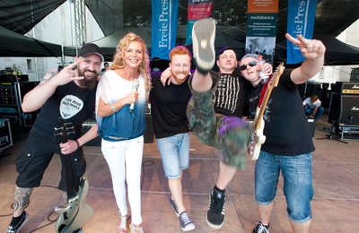 Sieger des "Freie Presse"-Bandcontest: Downstairs Left, hier mit Moderatorin Vicky Herrmann. Die Gruppe erhielt 25,55 Przent der Stimmen.