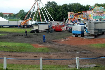 Rückblick auf den September 2009: Die Fahrgeschäfte wurden im Stadion am Schwanenteich nach dem Tag der Sachsen abgebaut, den in Mittweida Regen und Schlamm prägten.
