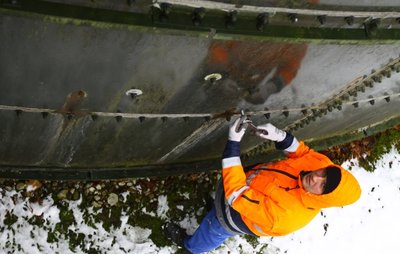 Reparatur am Stahlblechbehälter