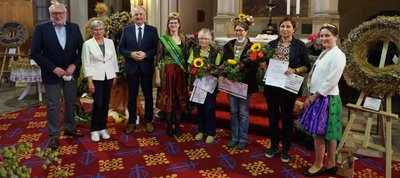 Kristina Müller (Vierte von rechts) bei der Ehrung in der Kategorie "Freestyle" des 28. Wettbewerbs "Schönste Erntekrone und Schönster Erntekranz" in der St.-Aegidien-Kirche in Frankenberg durch Staatsminister Thomas Schmidt (Dritter von links). 