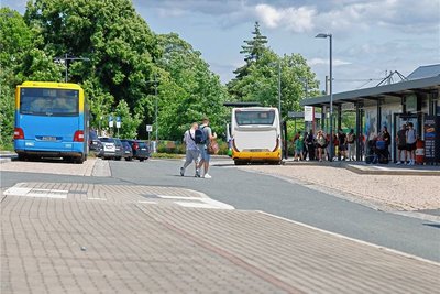 Viel Betongrau, aber keine grünen Oasen bietet das Bahnhofsareal in Hohenstein-Ernstthal. Junge Leute wollen, dass Bäume gepflanzt und Pflanzkübel aufgestellt werden.