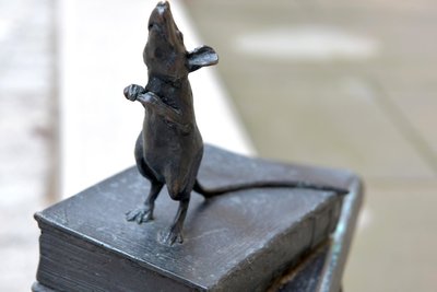 Diese neugierige Maus vor der Kurfürstin Anna am Stadt- und Bergbaumuseum Freiberg wurde Mitte Juni abgebrochen und gestohlen.